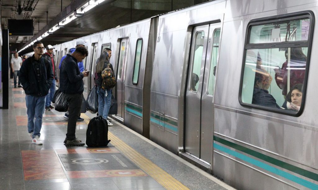 Metrô de São Paulo tem plataformas cheias após queda de energia