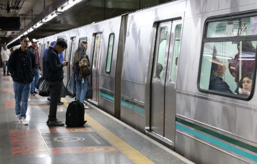 Metrô de São Paulo tem plataformas cheias após queda de energia