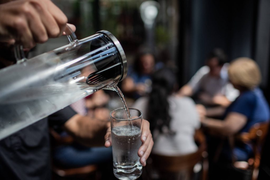 Justiça suspende lei que obriga restaurantes a dar água de graça aos clientes em SP