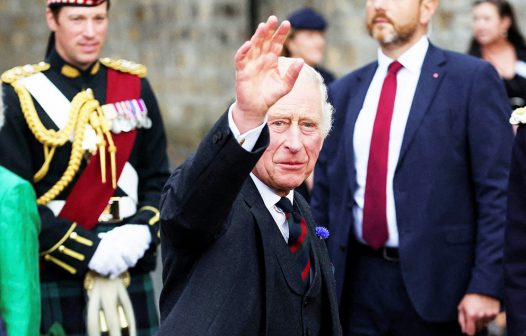 Charles III se torna primeiro monarca britânico a discursar no Parlamento francês