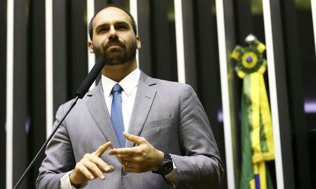 Relator pede arquivamento de processo contra Eduardo Bolsonaro por quebra de decoro