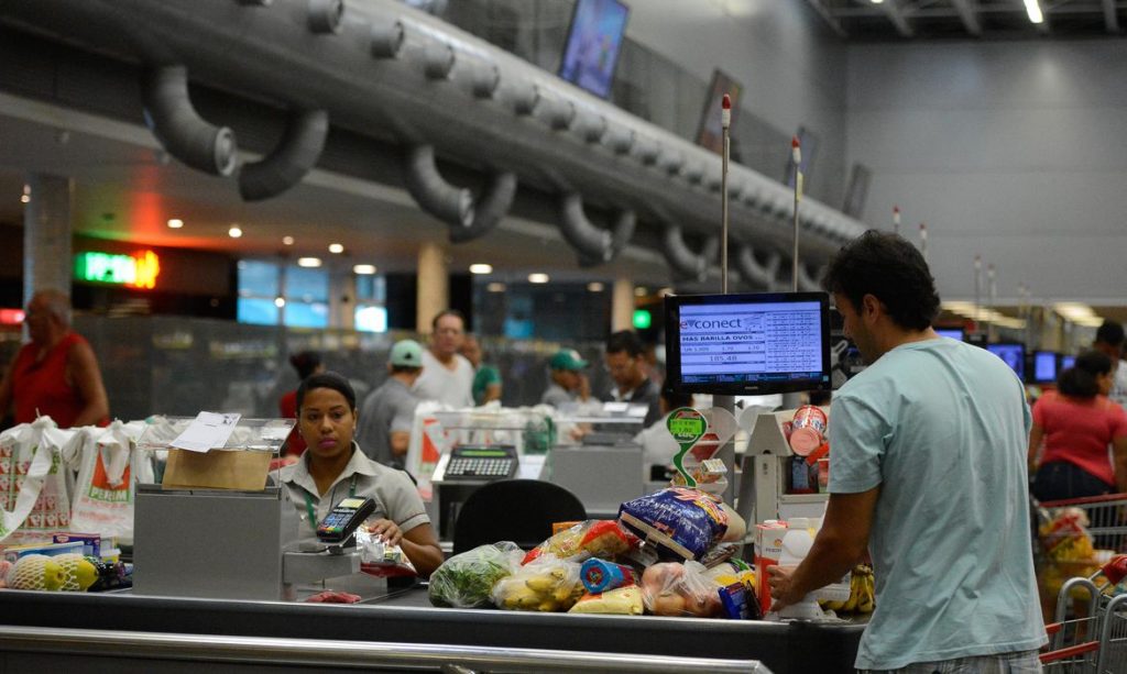 Mercado eleva previsão de inflação para 4,93% este ano