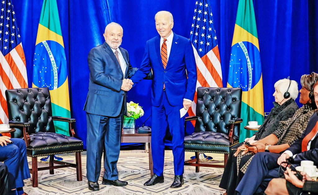 Lula diz a Biden que democracia corre cada vez mais perigo