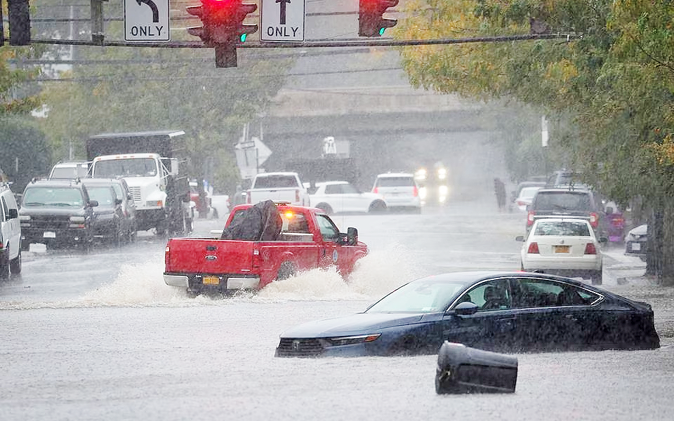 Chuva intensa inunda ruas de Nova York e deixa cidade em estado de emergência