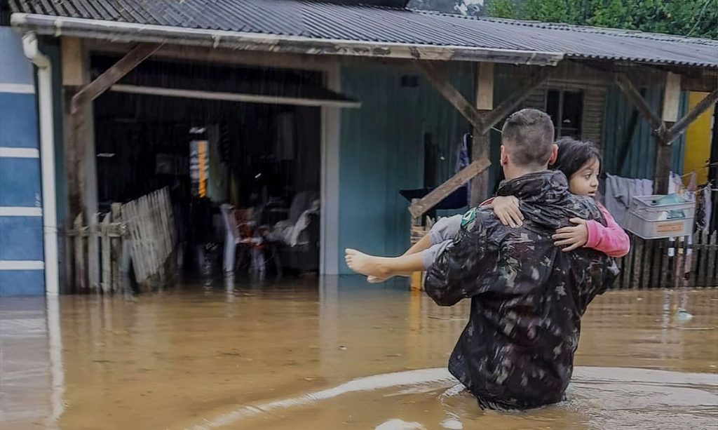 Ciclone extratropical no RS faz 4,3 mil saírem de casa