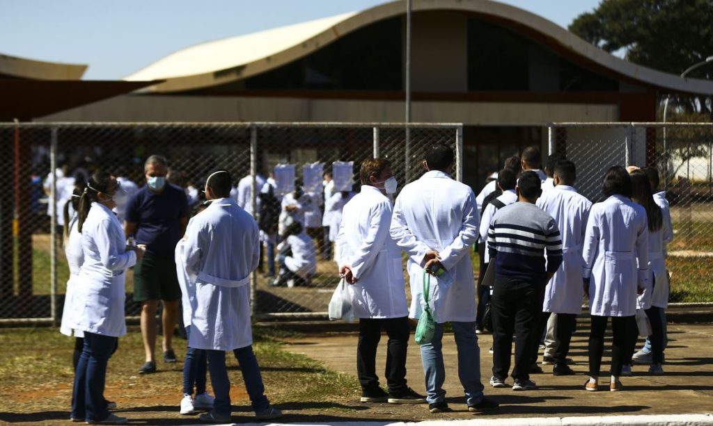 Proporção de médicos no Brasil é parecida com a de países mais ricos