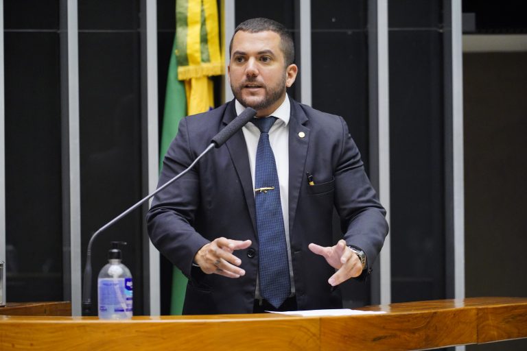 Deputado não demite assessor que se envolveu em confusão