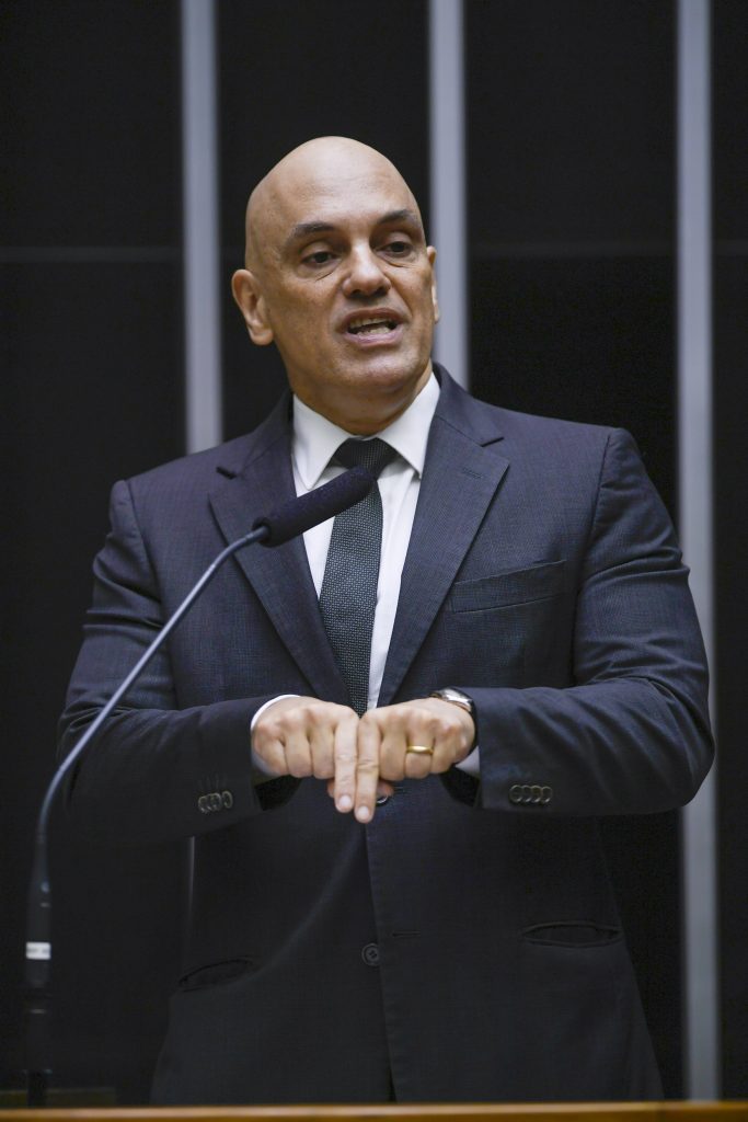 Defesa de suspeito de hostilizar Moraes diz que PF faz ‘ilações criativas’