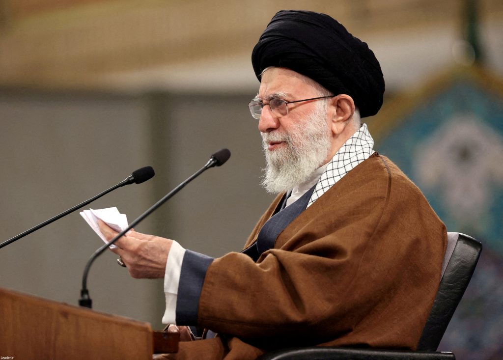 Morte de Raisi deixa disputa pela sucessão de Khamenei em aberto, mas não muda políticas