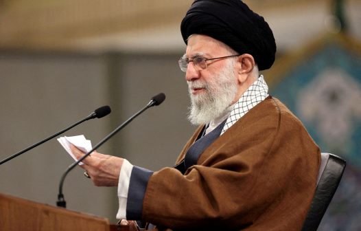 Morte de Raisi deixa disputa pela sucessão de Khamenei em aberto, mas não muda políticas