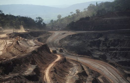 Rio Tinto amplia produção de alumínio e cobre, mas corta projeção para minério