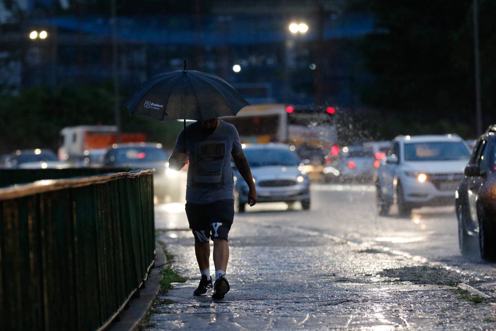 Chuvas voltam a provocar falta de luz e água em São Paulo