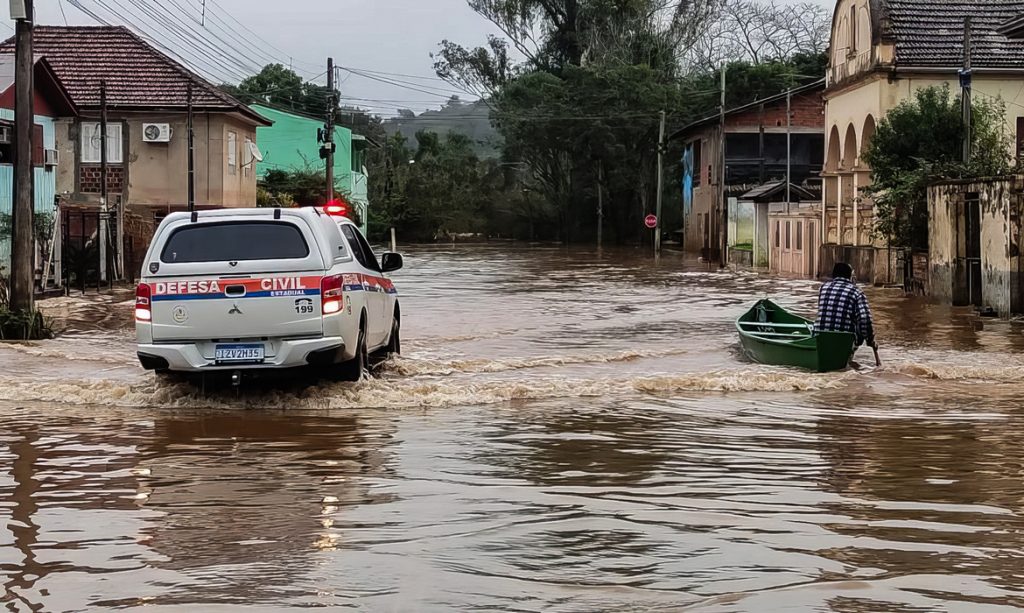 Frente fria e ciclone extratropical elevam risco de tempestades no Sul