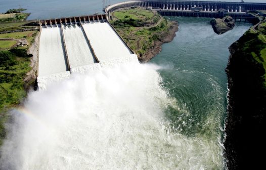 Itaipu abre vertedouro para escoar excesso de água