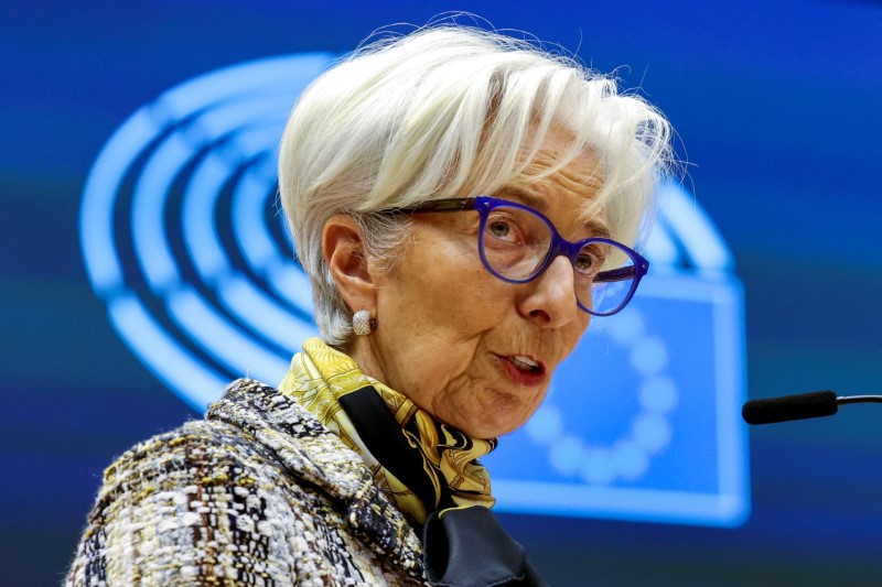 Lagarde alerta sobre riscos para estabilidade financeira