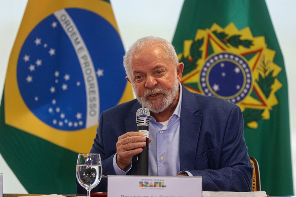 Lula diz que dinheiro bom é o transformado em obras