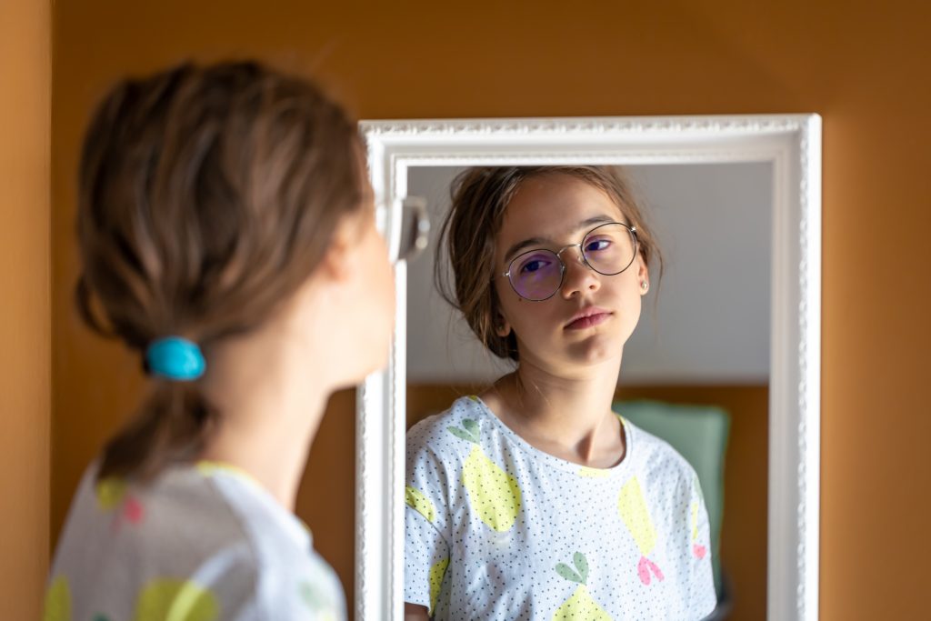 Espelhos que enganam: o desafio da distorção de imagem entre os adolescentes