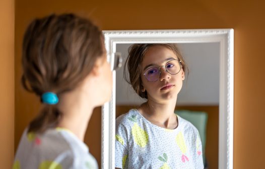 Espelhos que enganam: o desafio da distorção de imagem entre os adolescentes