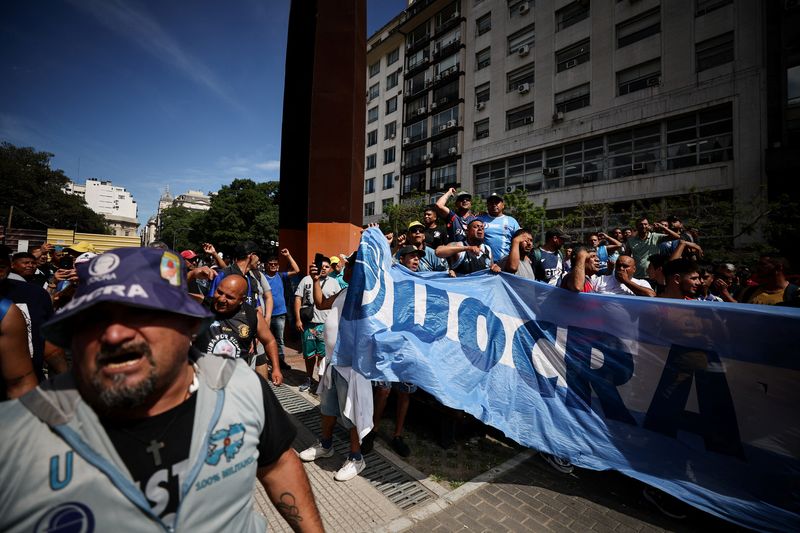 Central sindical convoca greve geral contra medidas de Milei para 24 de janeiro