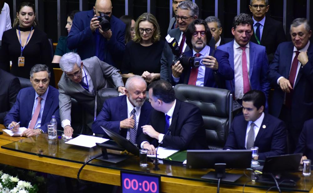 Congresso promulga maior reforma tributária desde a ditadura