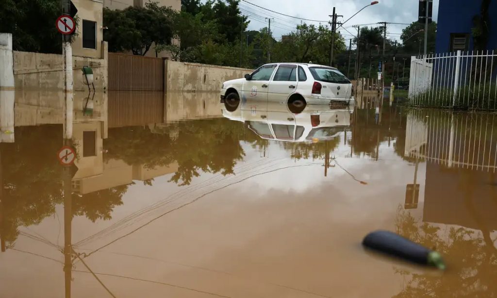 SP registra forte chuva e tem alerta para alagamentos