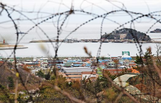 Coreia do Norte dispara 200 projéteis no mar