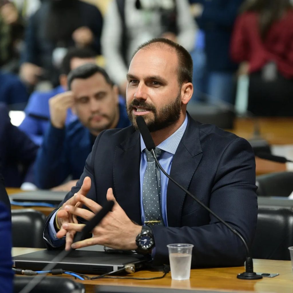 Eduardo Bolsonaro diz que operação contra irmão é ‘ilegal’