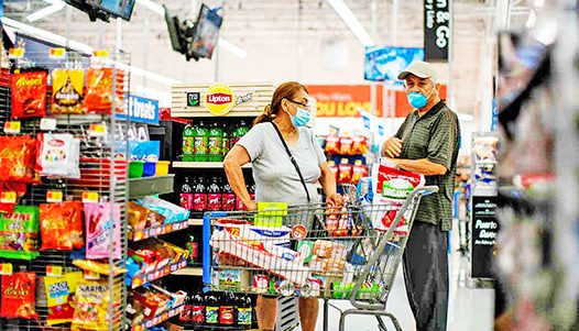 Intenção de consumo das famílias cai 0,5% em fevereiro