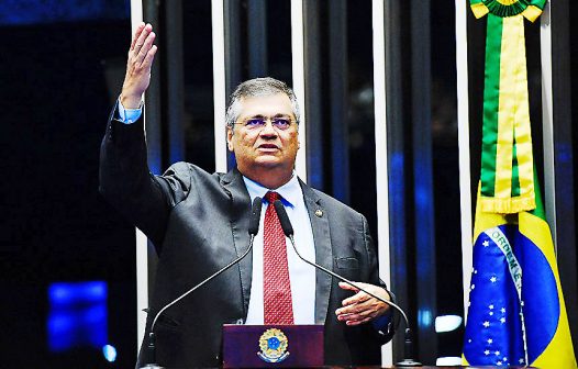 Dino anuncia PEC contra aposentadoria compulsória de juiz, promotor e militar