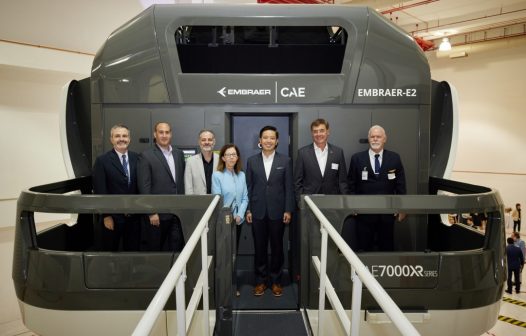 Embraer e CAE inauguram o primeiro simulador de voo completo do E2