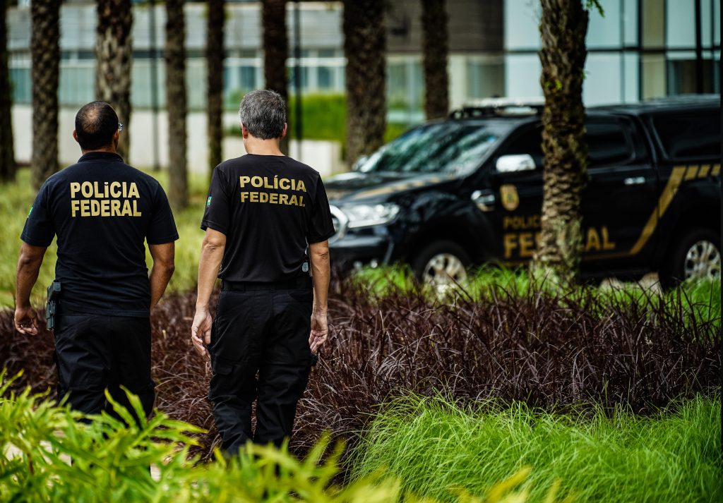 Ex-assessor de Bolsonaro que ficou em silêncio pede novo depoimento