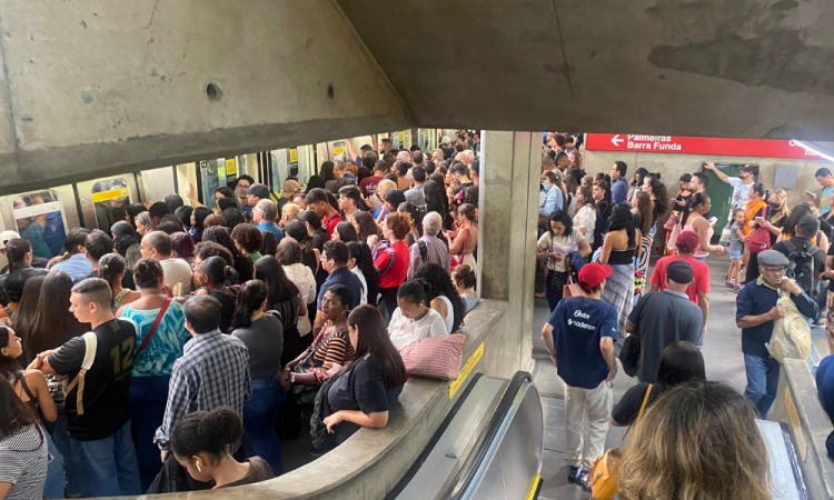 Falha em trem provoca transtornos no Metrô de São Paulo