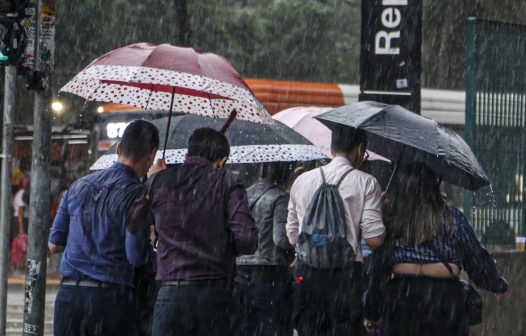 Frente fria deixa litoral de SP em alerta para fortes chuvas