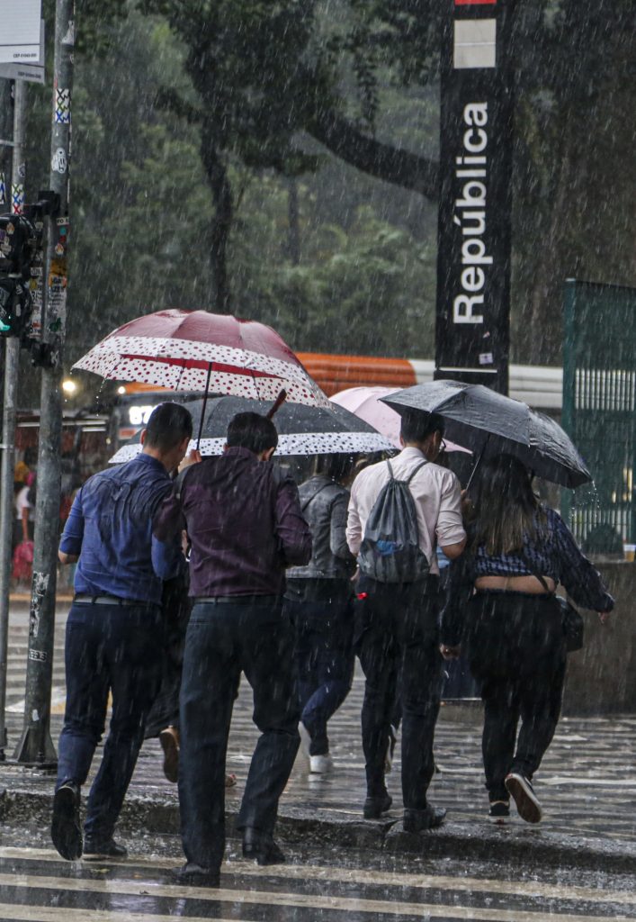 Frente fria deixa litoral de SP em alerta para fortes chuvas