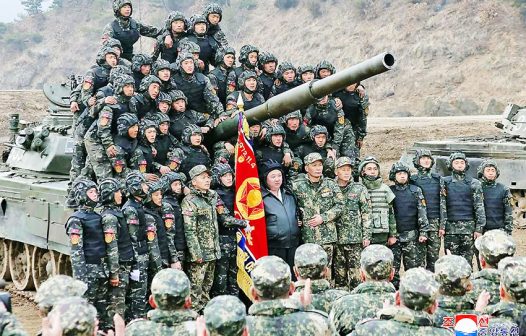 Kim Jong-un dirige tanque de guerra durante exercício militar