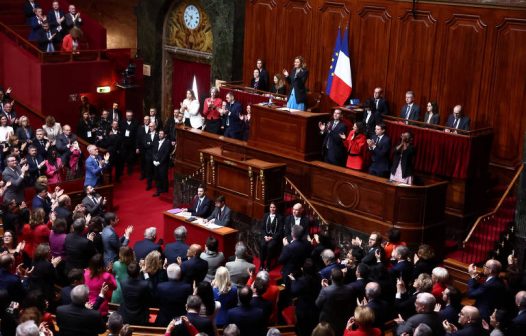 França se torna o primeiro país do mundo a incluir direito ao aborto na Constituição