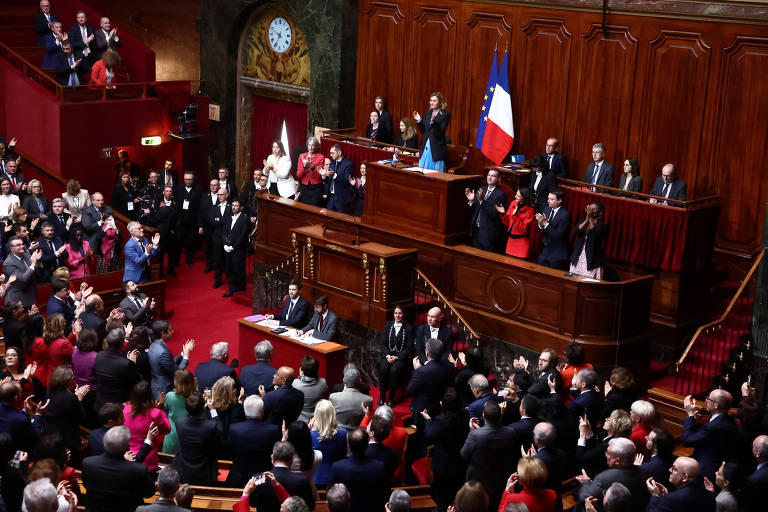 França se torna o primeiro país do mundo a incluir direito ao aborto na Constituição