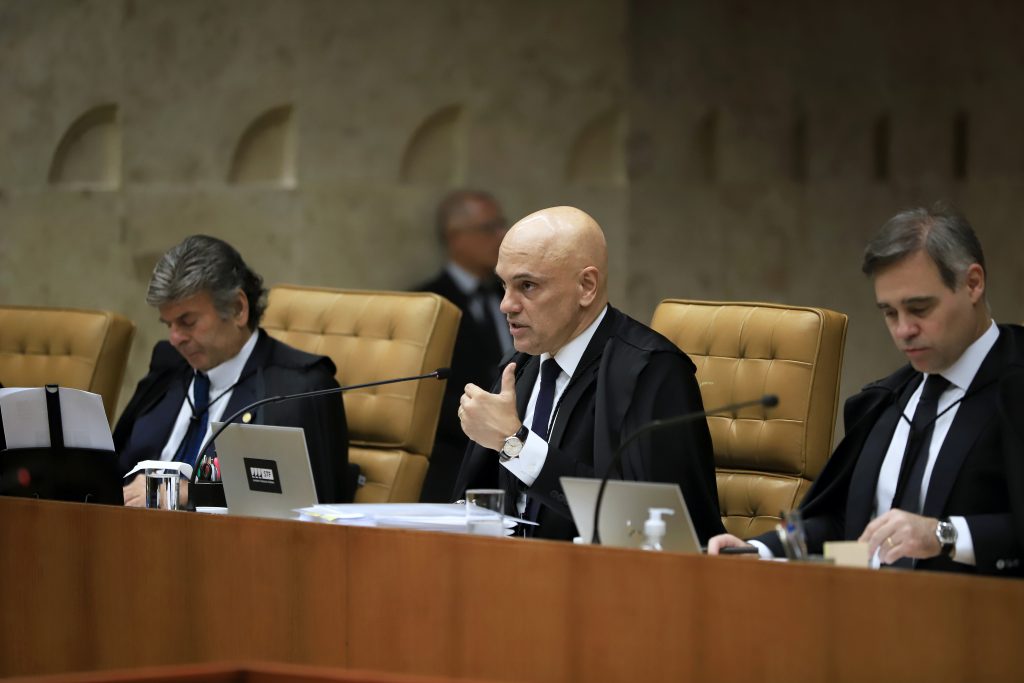 Moraes dá 15 dias para PGR avaliar denúncia contra Bolsonaro