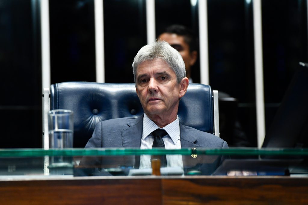 Senadores cobram saída para crise das aéreas, mas audiência é encerrada