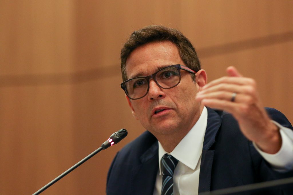 Campos Neto admite que BC manterá cortes se a incerteza diminuir