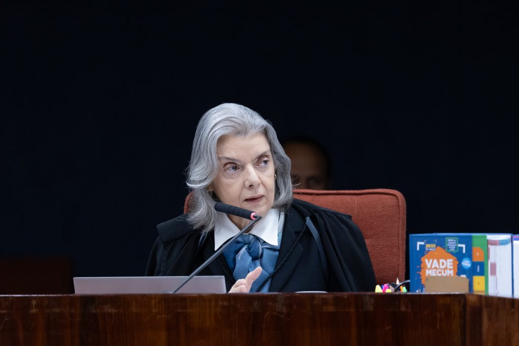 Cármen Lúcia diz que é delírio antijurídico o poder moderador das forças Armadas