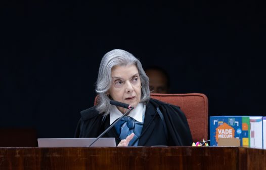 Cármen Lúcia diz que é delírio antijurídico o poder moderador das forças Armadas