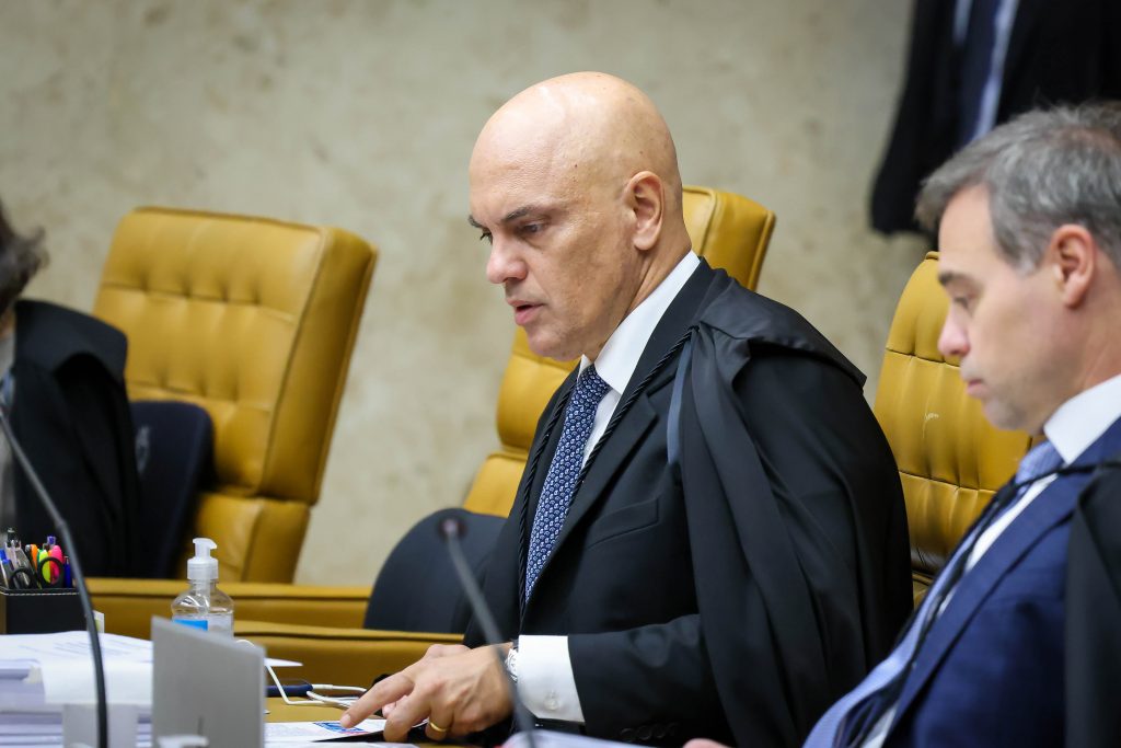 Moraes diz que X no Brasil tenta se ‘eximir’ de responsabilidades no STF