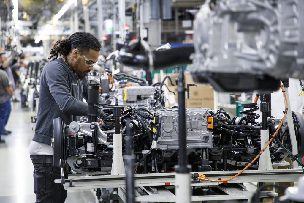 Volkswagen surpreende em lucro, mas produção e vendas recuam