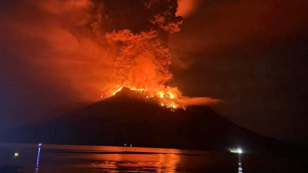 Vulcão em erupção na Indonésia provoca alerta de tsunami e fecha aeroporto