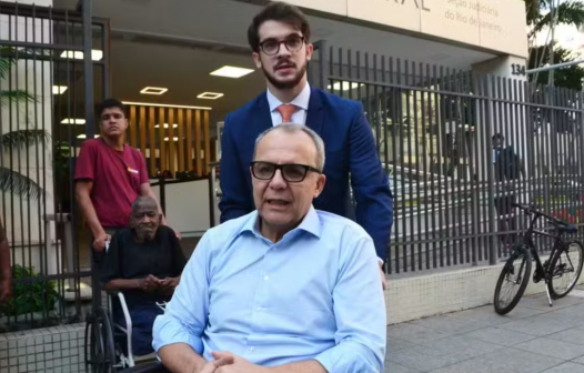 Cabral presta depoimento fora da prisão pela 1ª vez e aparece em cadeira de rodas