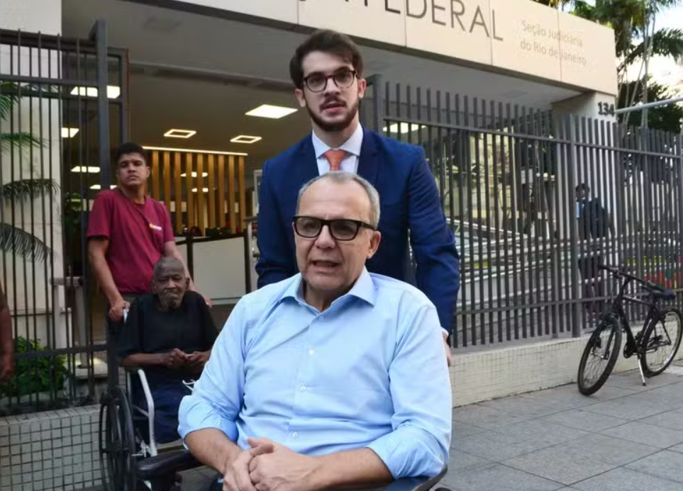 Cabral presta depoimento fora da prisão pela 1ª vez e aparece em cadeira de rodas