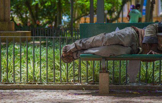 Chuvas agravam situação da população de rua em Porto Alegre