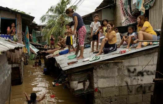 Tufão deixa pelo menos sete mortos e milhares de desabrigados nas Filipinas