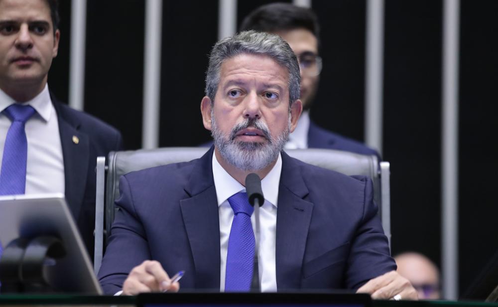 Lira anuncia Hugo Motta como candidato à presidência da Câmara